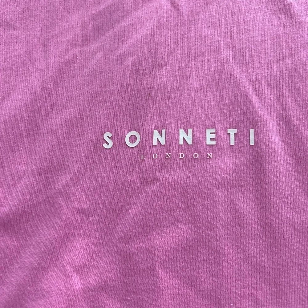 SONNETI LONDON T-SHIRT - Picture 2 of 3